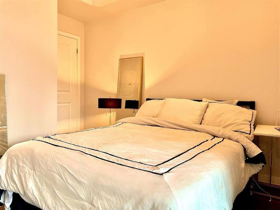 Gorgeous Downtown Condo Toronto Exterior foto